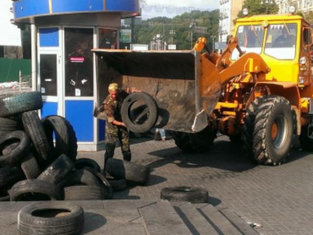 У центрі Києва комунальники розбирають барикади (Фото, Відео)