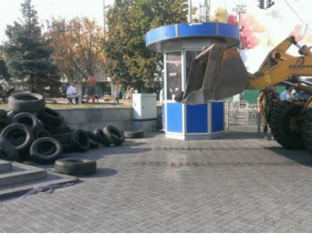 Центр Києва прибирають від наметів і барикад, щоб звільнити проїжджу частину