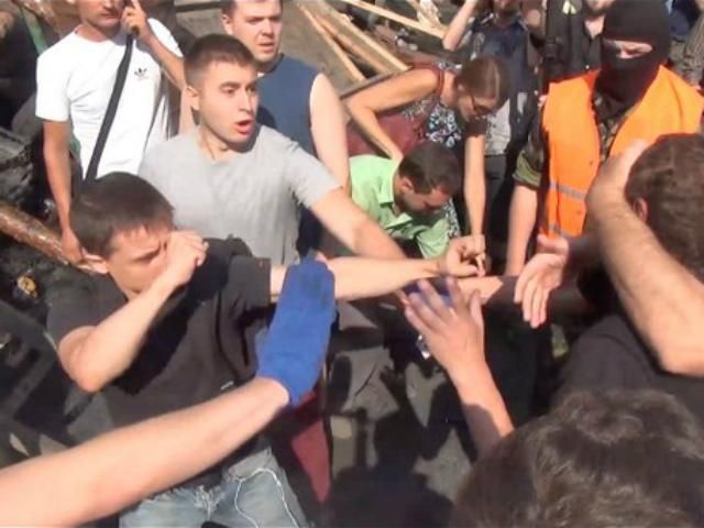 В центре Киева произошла потасовка между "майдановцами" и участниками субботника (Фото) В центре Киева произошла потасовка между "майдановцами" и участниками субботника (Фото)