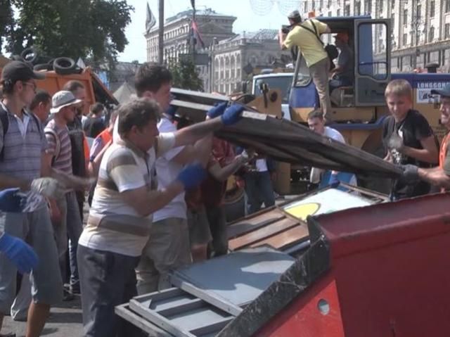 Субботник на Крещатике: разбирать баррикады помогает Кличко, возникла потасовка Субботник на Крещатике: разбирать баррикады помогает Кличко, возникла потасовка