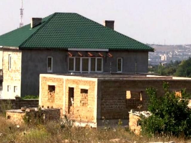 Российское законодательство лишило крымчан права владеть бесплатными земельными участками Российское законодательство лишило крымчан права владеть бесплатными земельными участками