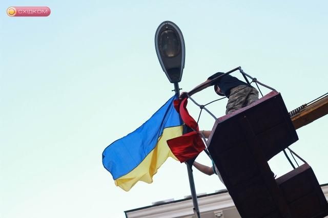 У Харкові — сутички між майданівцями і антимайданівцями (Фото. Відео) У Харкові — сутички між майданівцями і антимайданівцями (Фото. Відео)