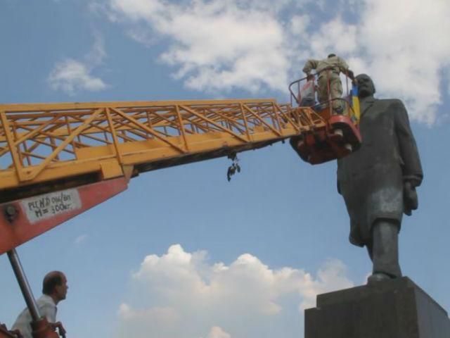 В Краматорске не удалось снять Ленина с постамента В Краматорске не удалось снять Ленина с постамента
