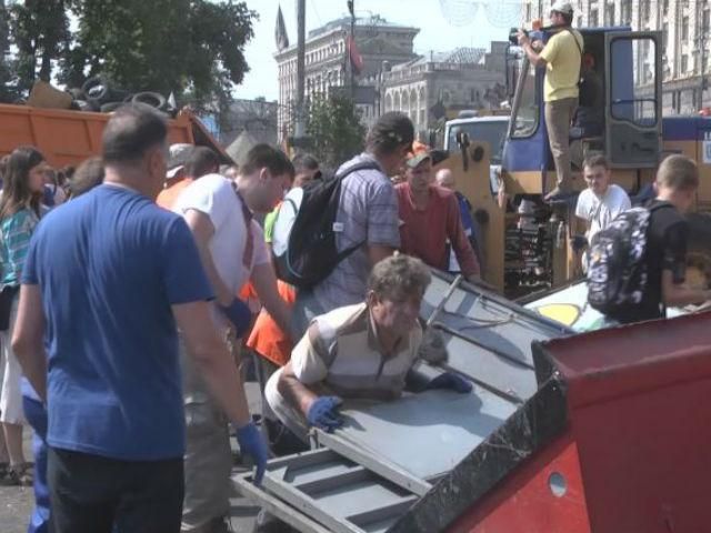 Во время субботника на Майдане произошли столкновения, но баррикады наконец убрали Во время субботника на Майдане произошли столкновения, но баррикады наконец убрали