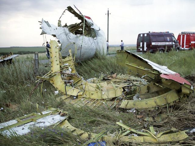 Поисковая группа собрала 10 коробок личных вещей жертв Boeing 777 Поисковая группа собрала 10 коробок личных вещей жертв Boeing 777