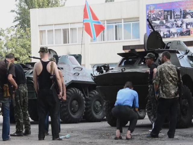 Терористи перетягують бронетранспортери з Донецька до міста Зугрес