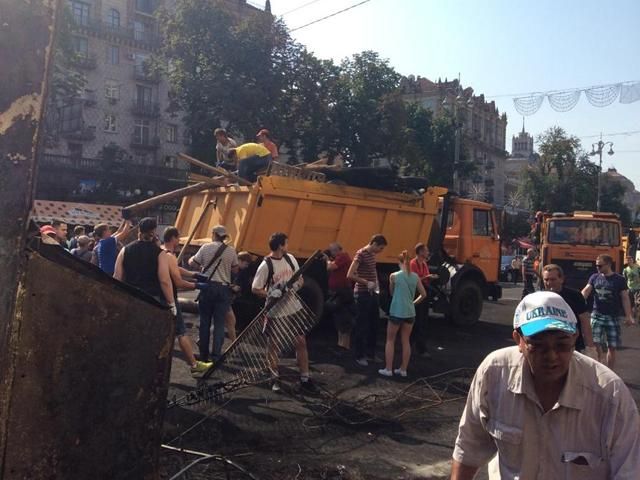 На Майдані хочуть розібрати сцену, "майданівці" не дають