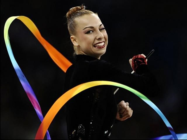 Чемпіонка світу з гімнастики продала золоту медаль заради потреб армії Чемпіонка світу з гімнастики продала золоту медаль заради потреб армії