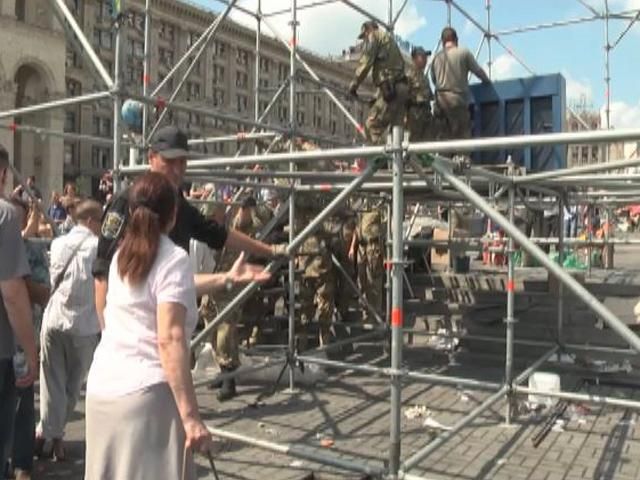 На Крещатике демонтируют сцену и восстанавливают освещение (Видео) На Крещатике демонтируют сцену и восстанавливают освещение (Видео)