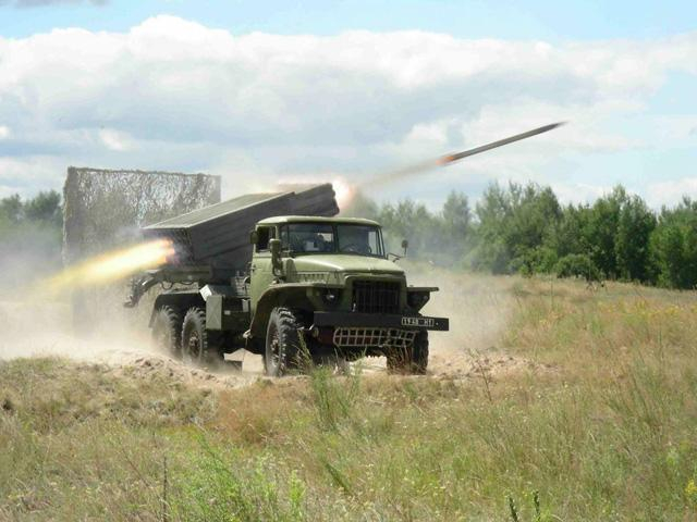 Терористи вдарили "Градом" по колоні біженців, — пресс-центр АТО Терористи вдарили "Градом" по колоні біженців, — пресс-центр АТО