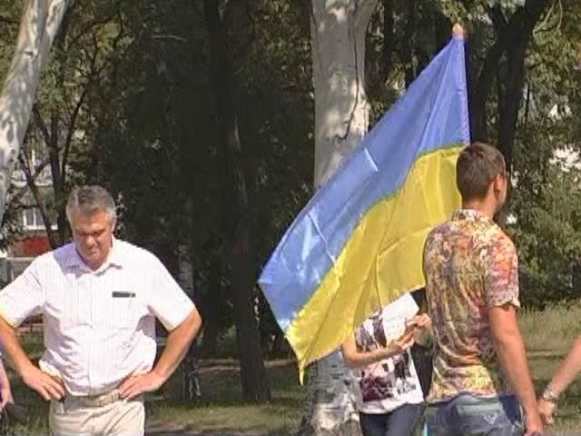 Харьковские автомайдановцы привезли флаги и помощь военным