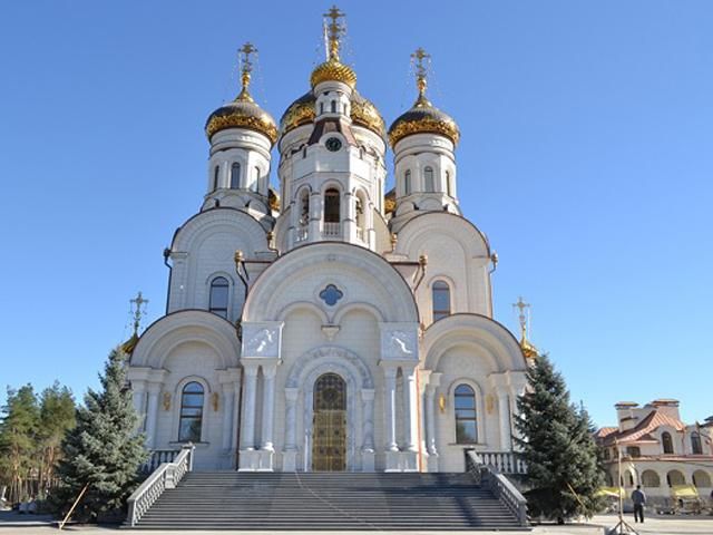 У Горлівці сняряд влучив у храм: 6 поранених У Горлівці сняряд влучив у храм: 6 поранених