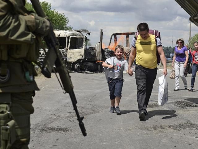"Гуманітарний коридор" з Луганська запрацював за новою схемою "Гуманітарний коридор" з Луганська запрацював за новою схемою
