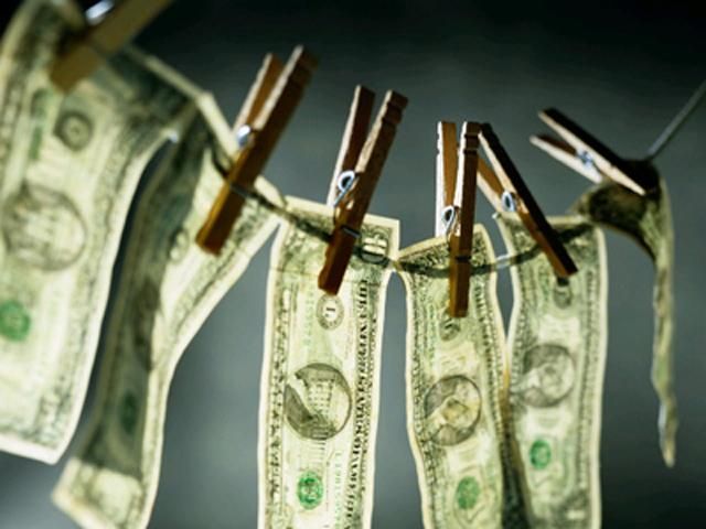 Долар зріс до 12,9 гривні Долар зріс до 12,9 гривні