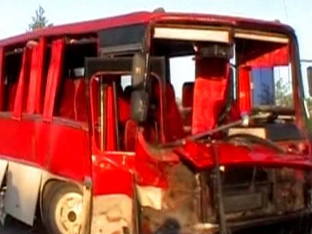 В Волынской области автомобиль столкнулся с автобусом, один человек погиб В Волынской области автомобиль столкнулся с автобусом, один человек погиб