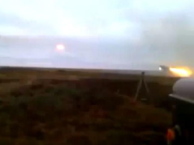 Украинские военные обстреливают врага из "Града" (Видео)