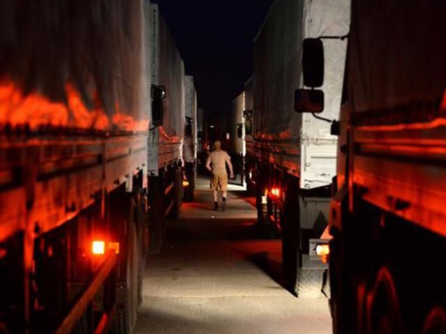 Мир опасается, что с "гуманитарной помощью" Путин подбросит Украине "троянского коня" Мир опасается, что с "гуманитарной помощью" Путин подбросит Украине "троянского коня"