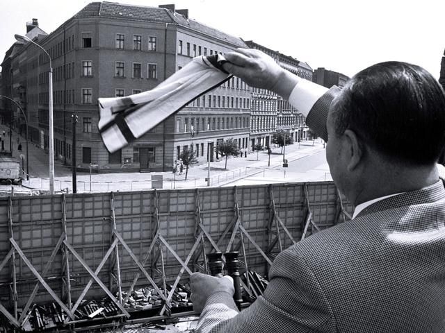 53 года назад началось строительство Берлинской стены