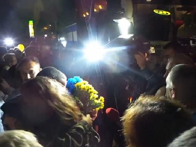 ВІДЕО ДНЯ: Сотні львів'ян зустріли героїв із 24 бригади 