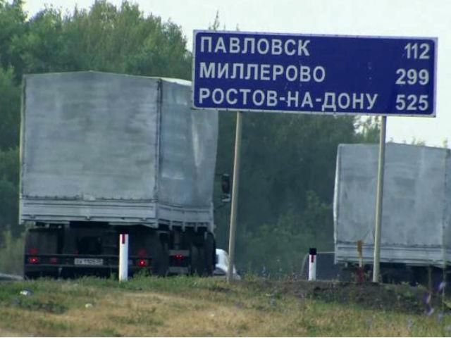 Вантажівки з “гуманітаркою” від РФ попрямують до кордону з Україною (Відео)