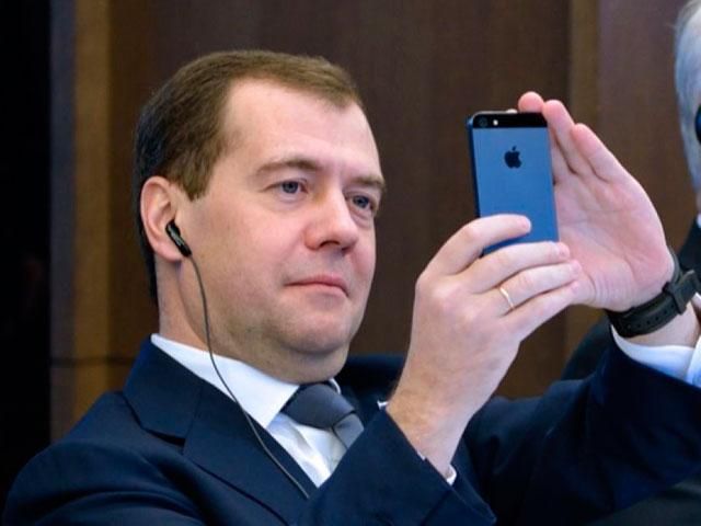 Твиттер Медведева взломали: “Крым не наш”, “Вова! Ты не прав!” (Скриншоты)