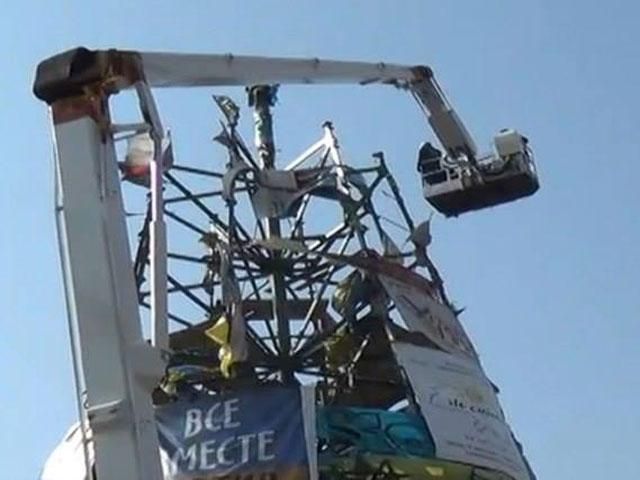 На Майдане демонтируют новогоднюю "Елку" На Майдане демонтируют новогоднюю "Елку"