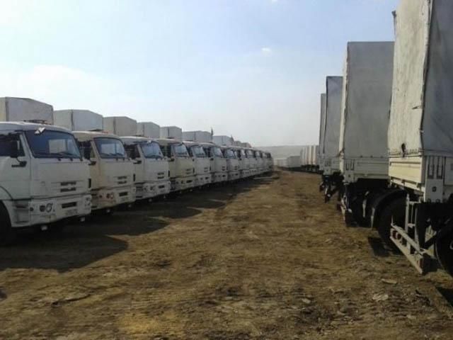 ФОТО ДНЯ: Российская "гуманитарка" остановилась возле украинской границы
