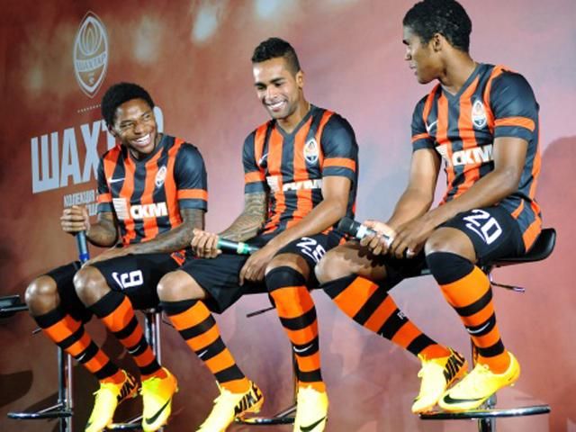 Террористы обстреляли квартиру игроков донецкого "Шахтера" Террористы обстреляли квартиру игроков донецкого "Шахтера"