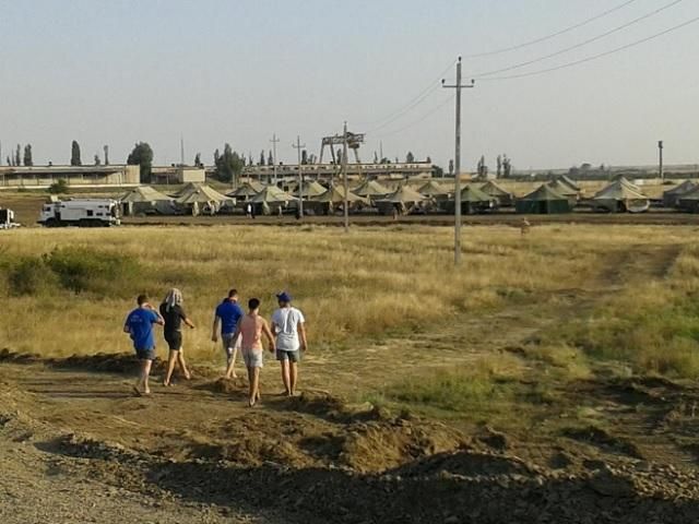 "Гуманитарный конвой" РФ разбил лагерь за 37 километров от Изварино (Фото)