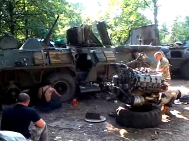 Десантники ремонтируют технику в полевых условиях (Видео)