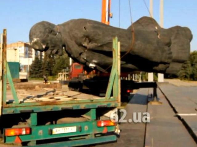 В Мариуполе неизвестные повалили памятник Ленину (Видео)