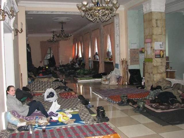 "Майданівці" звільняють останню будівлю: Жовтневий палац "Майданівці" звільняють останню будівлю: Жовтневий палац