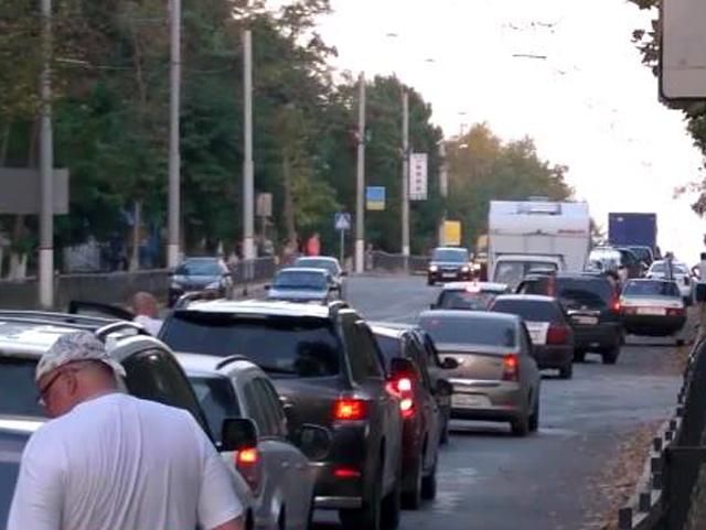 Черга на Керченській переправі вже досягла міста (Відео)
