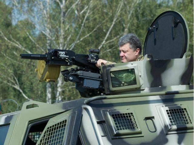В плену у боевиков остается более 100 человек, — Порошенко