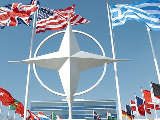 НАТО перевіряє, чи російські БТРи перетнули український кордон