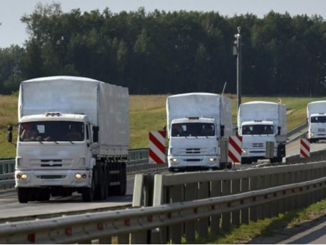 У РФ кажуть, що вантажівки з "гуманітаркою" завантажені не повністю, щоб їх не заносило