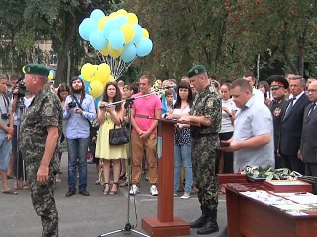 До Луцька повернулись військові із зони АТО. Їх зустрічали як героїв