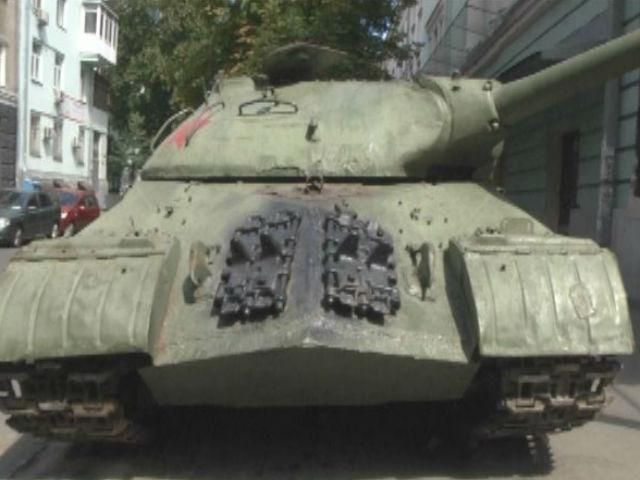 Танк, который террористы сняли с постамента, перевезли в Киев Танк, который террористы сняли с постамента, перевезли в Киев