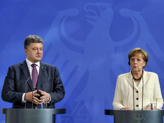 Порошенко попросил Меркель приехать в Украину уже на следующей неделе