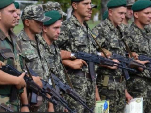 Самые яркие кадры 16 августа: похороны погибшего в АТО, награждения пограничников Самые яркие кадры 16 августа: похороны погибшего в АТО, награждения пограничников