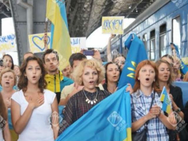 Самые яркие кадры недели: встреча пограничников во Львове, мирный Славянск Самые яркие кадры недели: встреча пограничников во Львове, мирный Славянск