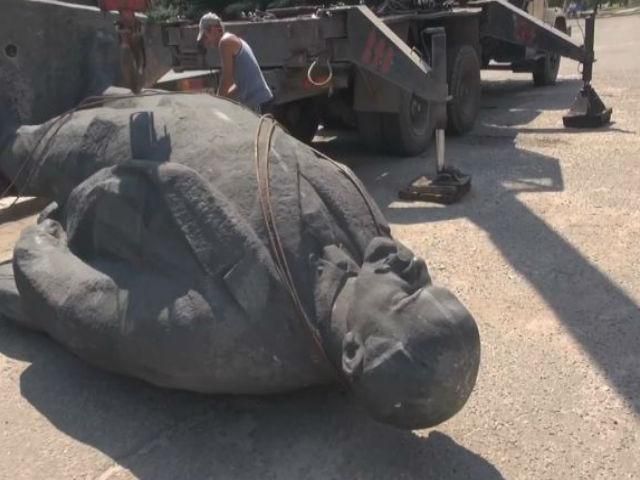 У селищі Новоайдар на Луганщині знесли пам'ятник Леніну (Відео)