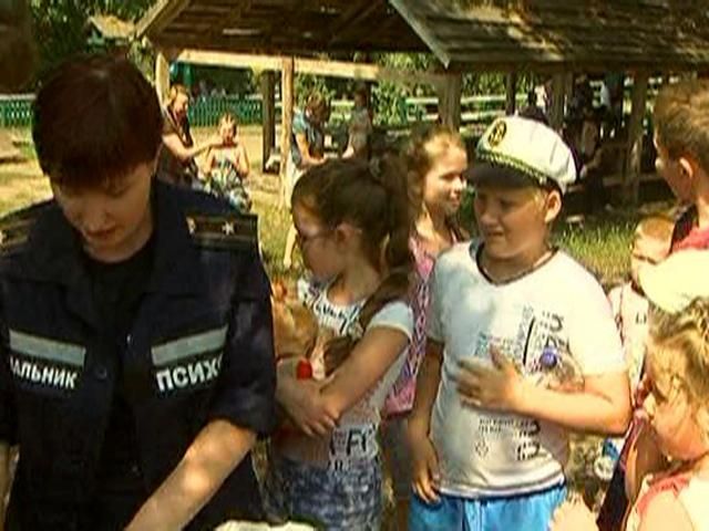 В Полтаве спасатели организовывают праздники для детей-беженцев (Видео) В Полтаве спасатели организовывают праздники для детей-беженцев (Видео)