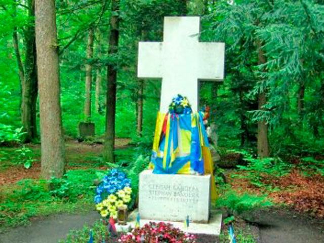 У Мюнхені вандали розтрощили могилу Бандери, — МЗС (Фото) (Відео) У Мюнхені вандали розтрощили могилу Бандери, — МЗС (Фото) (Відео)