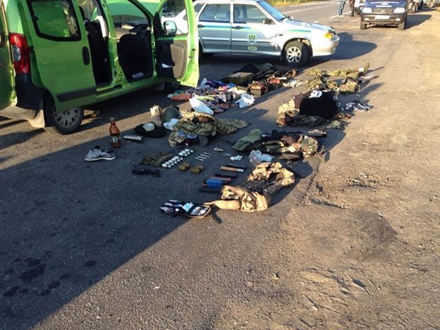 На Хмельниччині затримано бійців "Правого сектора", які везли зброю із зони АТО На Хмельниччині затримано бійців "Правого сектора", які везли зброю із зони АТО