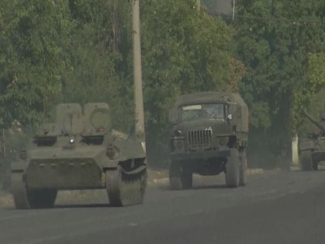 Краснодоном у бік пункту пропуску Ізварине проїхала колона терористів (Відео)