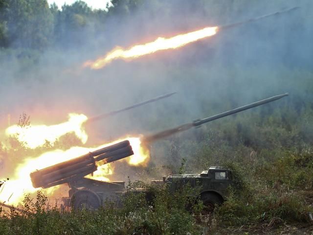 Терористи застосували на Донбасі РСЗВ "Ураган" з касетними боєприпасами, — "ІО" (Фото) Терористи застосували на Донбасі РСЗВ "Ураган" з касетними боєприпасами, — "ІО" (Фото)