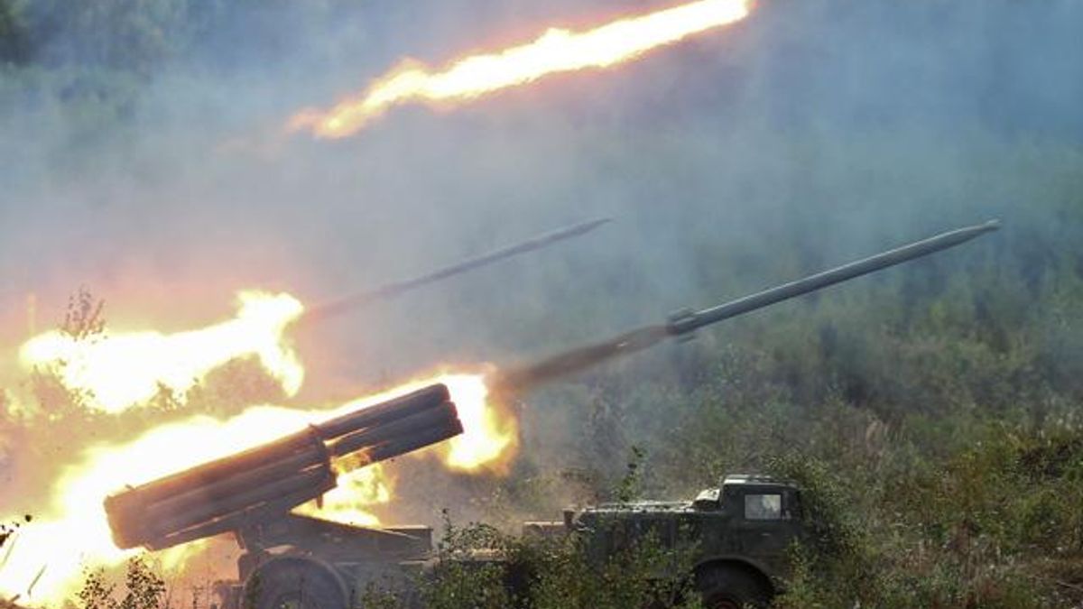 Террористы применили на Донбассе РСЗО "Ураган" с кассетными боеприпасами, — "ИО" (Фото) Террористы применили на Донбассе РСЗО "Ураган" с кассетными боеприпасами, — "ИО" (Фото)