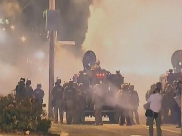 У США продовжуються протести через вбивство підлітка У США продовжуються протести через вбивство підлітка