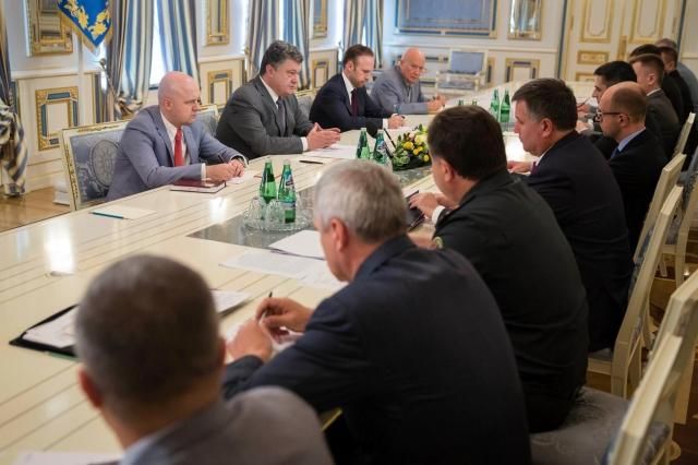 Порошенко проводить нараду із силовиками щодо ситуації в зоні АТО Порошенко проводить нараду із силовиками щодо ситуації в зоні АТО